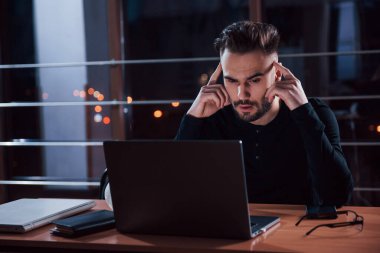 Sıkılmaya başladım. Şık genç işadamı geceleri ofiste tek başına çalışır..