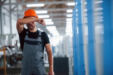 Kaskı çıkarıyorum. İşten sonra. Fabrikada sanayi işçisi. Genç teknisyen.