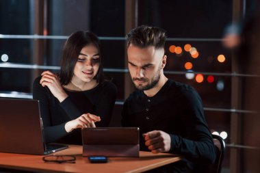 İyi görünüyor. Genç iş adamlarından oluşan bir ekip gece ofiste projeleri üzerinde çalışıyor..