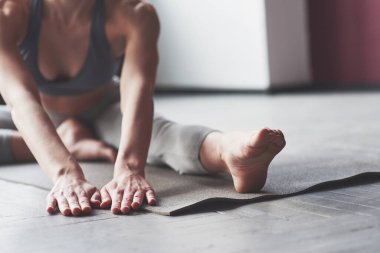 Spor kıyafetlerle. Vücut yapısı iyi olan kızlar uzay odasında egzersiz yaparlar..