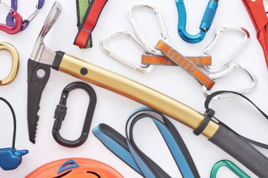 Üst Manzara. Beyaz masada yatan güvenlik için tırmanma ekipmanları. Ekstrem spor anlayışı.