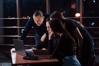 Müdür harika bir iş çıkardı. Genç iş adamlarından oluşan bir ekip gece ofiste projeleri üzerinde çalışıyor..