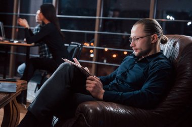 Güzel ve temiz bir oda. Genç iş adamlarından oluşan bir ekip gece ofiste projeleri üzerinde çalışıyor..