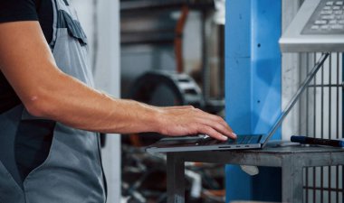 Parçacık görünümü. Fabrikada sanayi işçisi. Genç teknisyen.