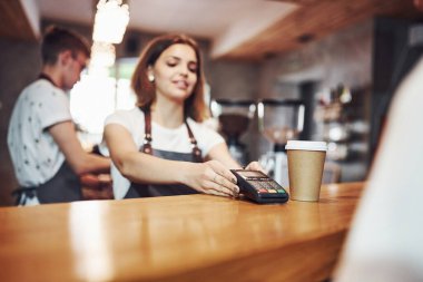 Müşteri hizmetleri. İki genç kafe çalışanı içeride. İş kavramı.