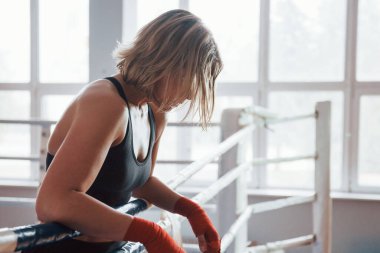 Aşağı bakıyor. Antrenmandan sonra yoruldum. Boks antrenmanı için spor salonunda dinleniyorum..