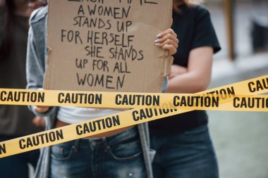 Genç kalabalık. Bir grup feminist kadın dışarıda hakları için protesto yapıyor..