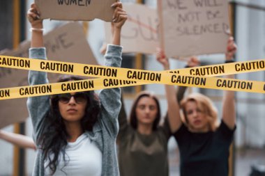 Her şey yolunda. Bir grup feminist kadın dışarıda hakları için protesto yapıyor..