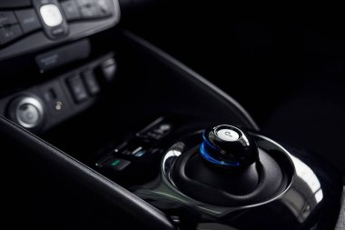 Yeni arabanın içini yakından görebiliyoruz. Modern ve lüks otomobiller.