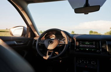 Aynadaki yansıma. Modern arabanın içinde. Ön panel, direksiyon, kaliteli malzeme..