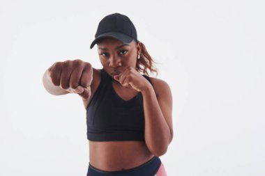 Boks zamanı. Stüdyoda beyaz arka planda güzel bir Afro-Amerikan kadın var..