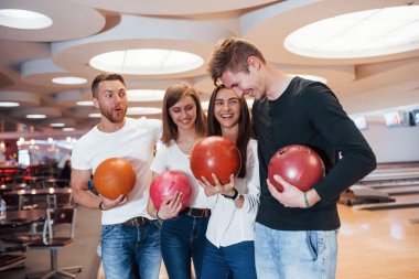 Şaka yapıyordum. Genç neşeli arkadaşlar hafta sonları bowling kulübünde eğleniyorlar..