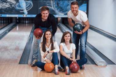 Güzel portre. Genç neşeli arkadaşlar hafta sonları bowling kulübünde eğleniyorlar..