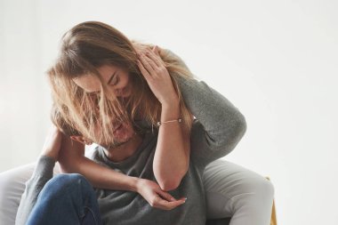 Saf aşk. Mutlu çift yeni evlerinin oturma odasındaki sarı kanepede dinleniyor..