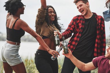 Sıkıysa yakala beni. İnsanlar dışarıda parti veriyor. Çoklu etnik arkadaşların hafta sonu toplantısı var..