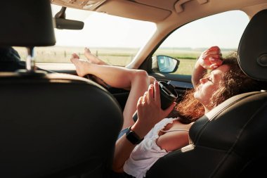 Güneş ışığıyla aydınlatılmış. Güzel insanlar hafta sonları modern arabadalar..