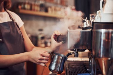 Taze içki böyle yapılır. Genç bayan kafe çalışanı içeride. İş ve hizmet kavramı.