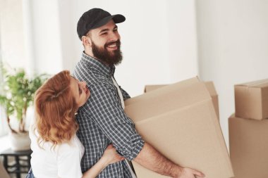 Yeni geldi. Yeni evlerinde birlikte mutlu bir çift. Taşınma kavramı.