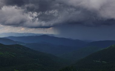 Büyük bulutlar. Majestic Carpathian dağları. Güzel manzara. Nefes kesici manzara.