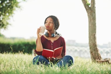 Sakin ve sessiz. Yazın parktaki neşeli Afrikalı Amerikalı kadın..
