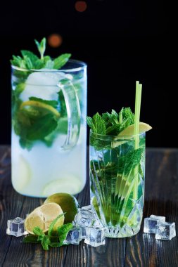 Gerçek mojito kokteyli. Gece kulübündeki ahşap masada. Güzel ışıklandırma..
