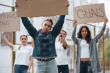 Eşitlik için. Bir grup feminist kadın dışarıda hakları için protesto yapıyor..