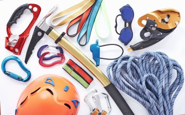 İşte çantan. Üst Manzara. Beyaz masada yatan güvenlik için tırmanma ekipmanları. Ekstrem spor anlayışı.