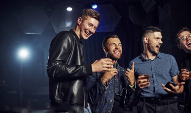 Hafta sonu harcamaları. İnsanlar kulüpte eğleniyor. Ellerinde alkolle.