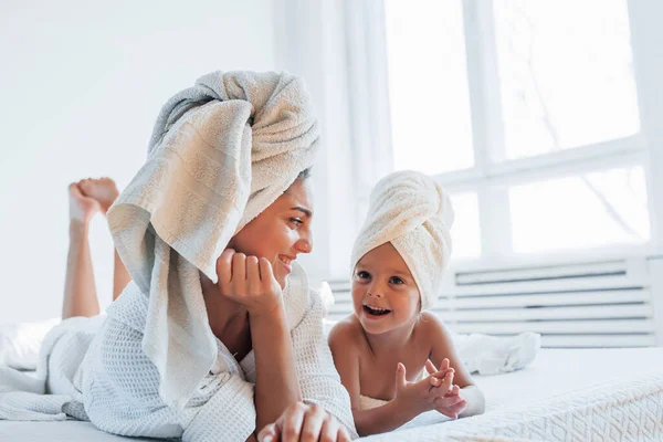 Having Fun Young Mother Her Daugher Have Beauty Day Indoors — Stock Photo, Image