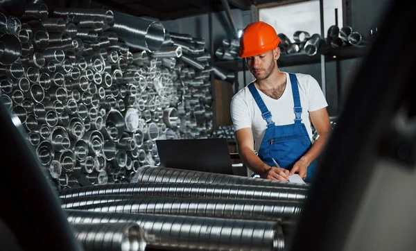 Kijk Naar Laptop Man Uniform Werkt Aan Productie Industriële Moderne — Stockfoto