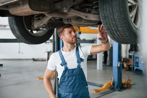 Transmisión Rota Empleado Uniforme Color Azul Trabaja Salón Automóviles — Foto de Stock