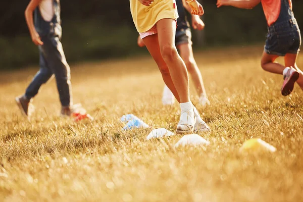 Través Obstáculos Niños Corriendo Campo Día Soleado Concepción Estilo Vida —  Fotos de Stock