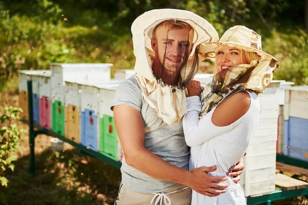 两个可爱的养蜂人的肖像 站在蜂房附近 甜蜜的夫妻拥抱 — 图库照片