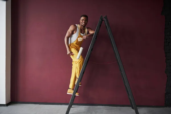 Ladder Young African American Worker Yellow Uniform Have Some Job — Stock Photo, Image