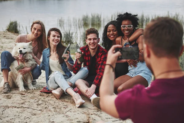 Jag Tar Kort Dig Sekund Grupp Människor Har Picknick Stranden — Stockfoto