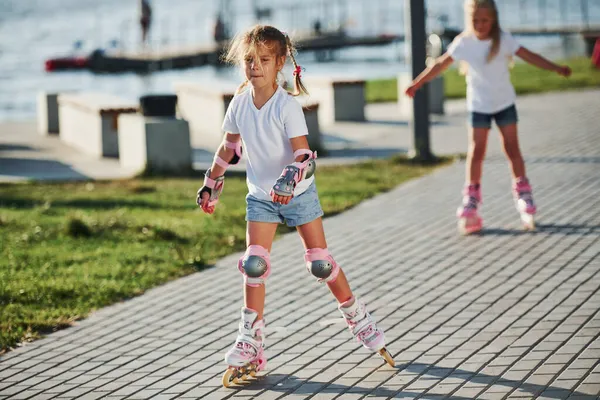 Two Cute Kids Riding Roller Skates Park Daytime — Stock Photo, Image