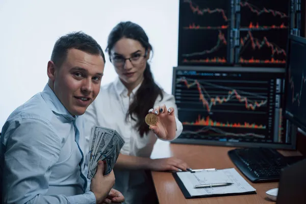 Předvádění Zasloužených Věcí Krásná Žena Veselý Muž Drží Bitcoin Peníze — Stock fotografie