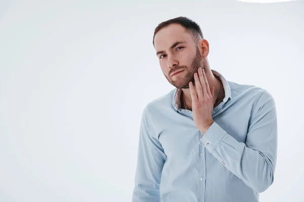 Raak Baard Aan Man Officiële Kleding Staat Tegen Witte Achtergrond — Stockfoto