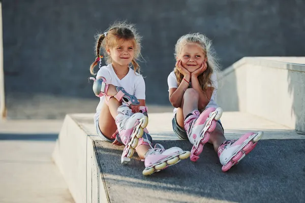 Descansando Rampa Para Deportes Extremos Dos Niñas Con Patines Aire — Foto de Stock