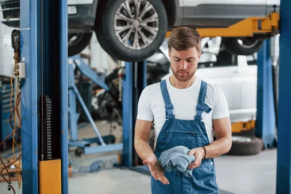 Manos Tierra Que Viene Del Coche Empleado Uniforme Color Azul — Foto de Stock