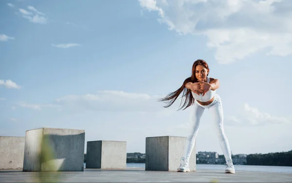 Spor Yapan Bir Kadının Gündüz Vakti Göl Kenarında Spor Egzersizleri — Stok fotoğraf