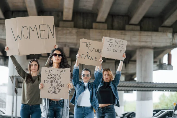 Standing Bridge Group Feminist Women Have Protest Rights Outdoors — Fotografia de Stock