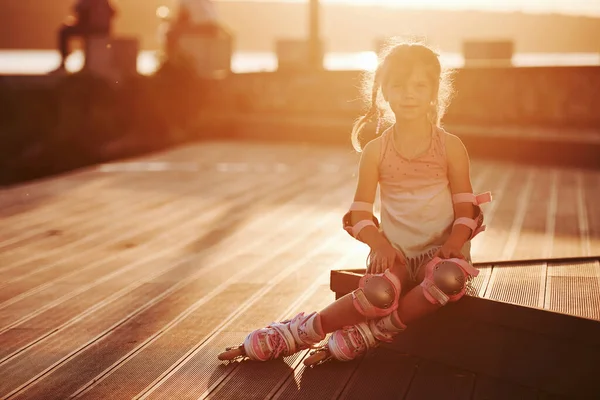 Miúdo Bonito Feliz Com Seus Patins Luz Solar Inacreditável — Fotografia de Stock