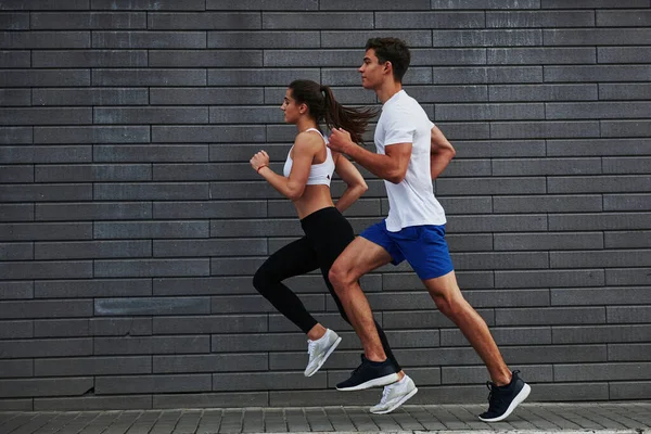 Vista Laterale Uomo Donna Hanno Giornata Fitness Correre Città Giorno — Foto Stock