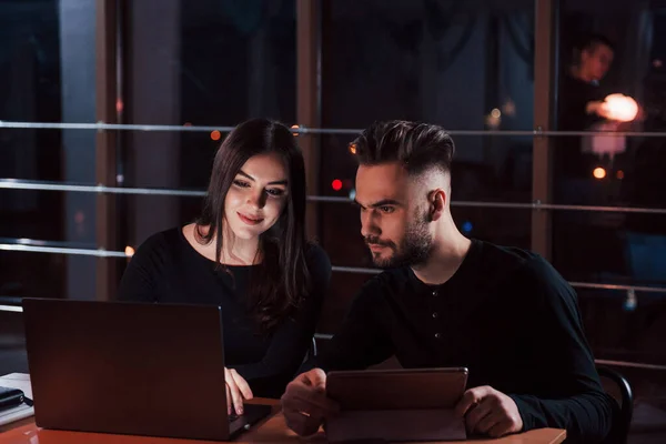 Låt Oss Resultaten Teamet Unga Affärsmän Arbetar Med Sitt Projekt — Stockfoto