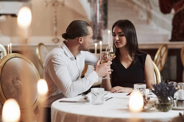 Tipo Hace Fiesta Para Chica Hermosa Pareja Tiene Una Cena — Foto de Stock