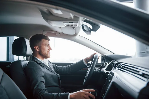 Sonrisa Sincera Hombre Negocios Moderno Probando Coche Nuevo Salón Automóviles — Foto de Stock