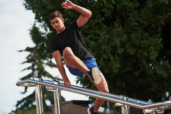 Jumping Obstacle Young Sports Man Doing Parkour City Sunny Daytime — Stock Photo, Image