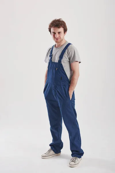 Hände Taschen Mann Blauer Uniform Steht Vor Weißem Hintergrund Atelier — Stockfoto
