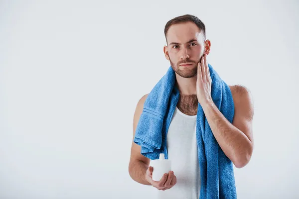 Klaar Voor Het Scheren Man Met Blauwe Handdoek Staat Tegen — Stockfoto